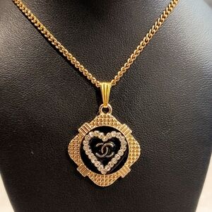 CHANEL CC 18K GOLD PLATED CRYSTAL HEART PENDANT ON 18K GOLD PLATED NECKLACE